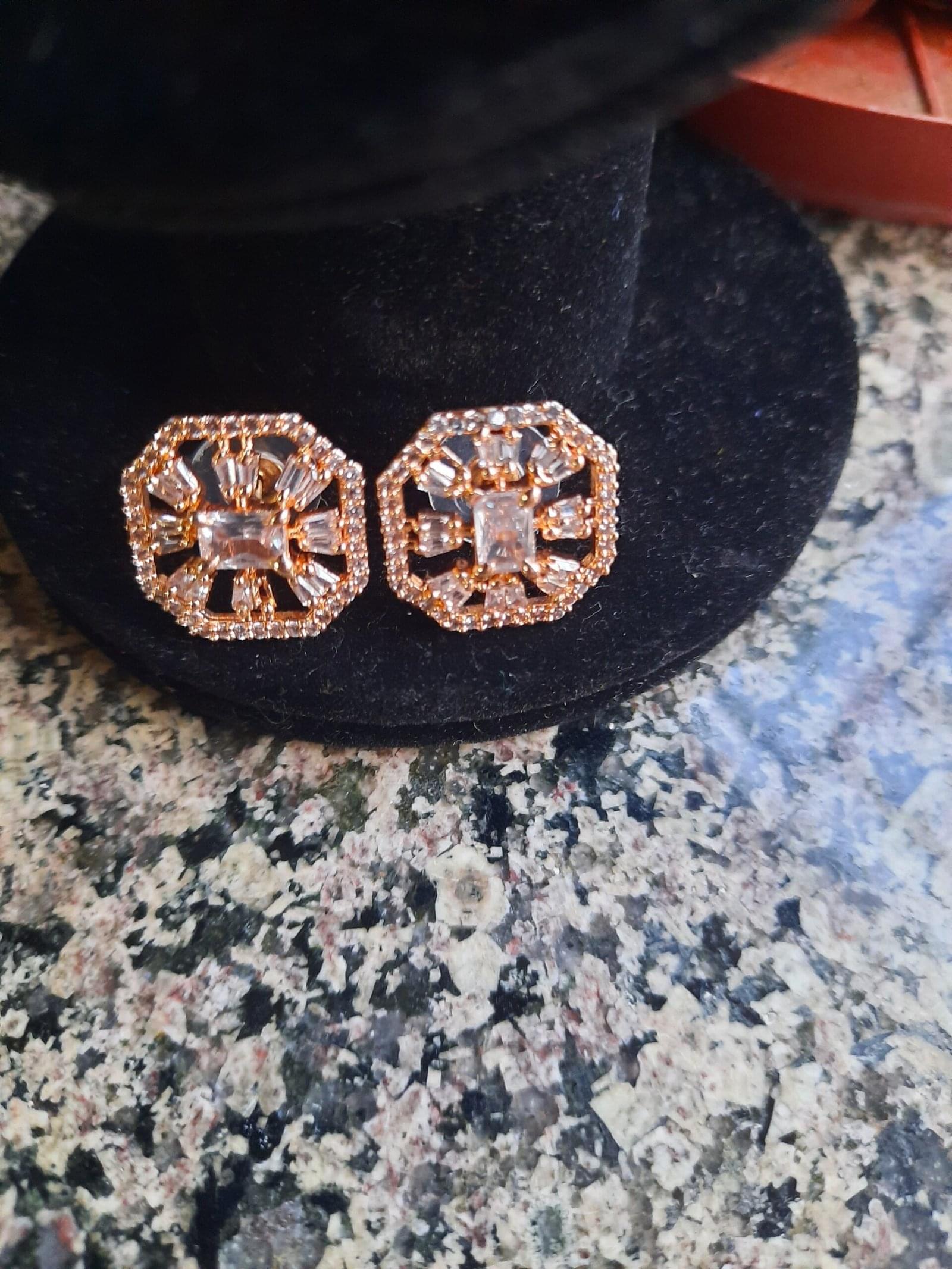 A BEAUTIFUL AD COLLECTION ROSE GOLD COLOR CLIP EARRING SET